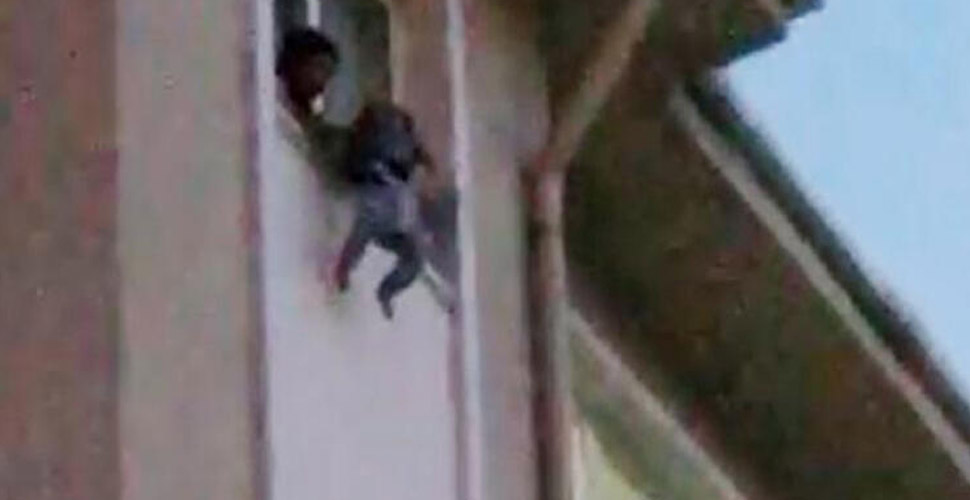 Burdur'da bir kadın çocuğunu camdan sarkıtıp 'atayım mı' diye bağırdı