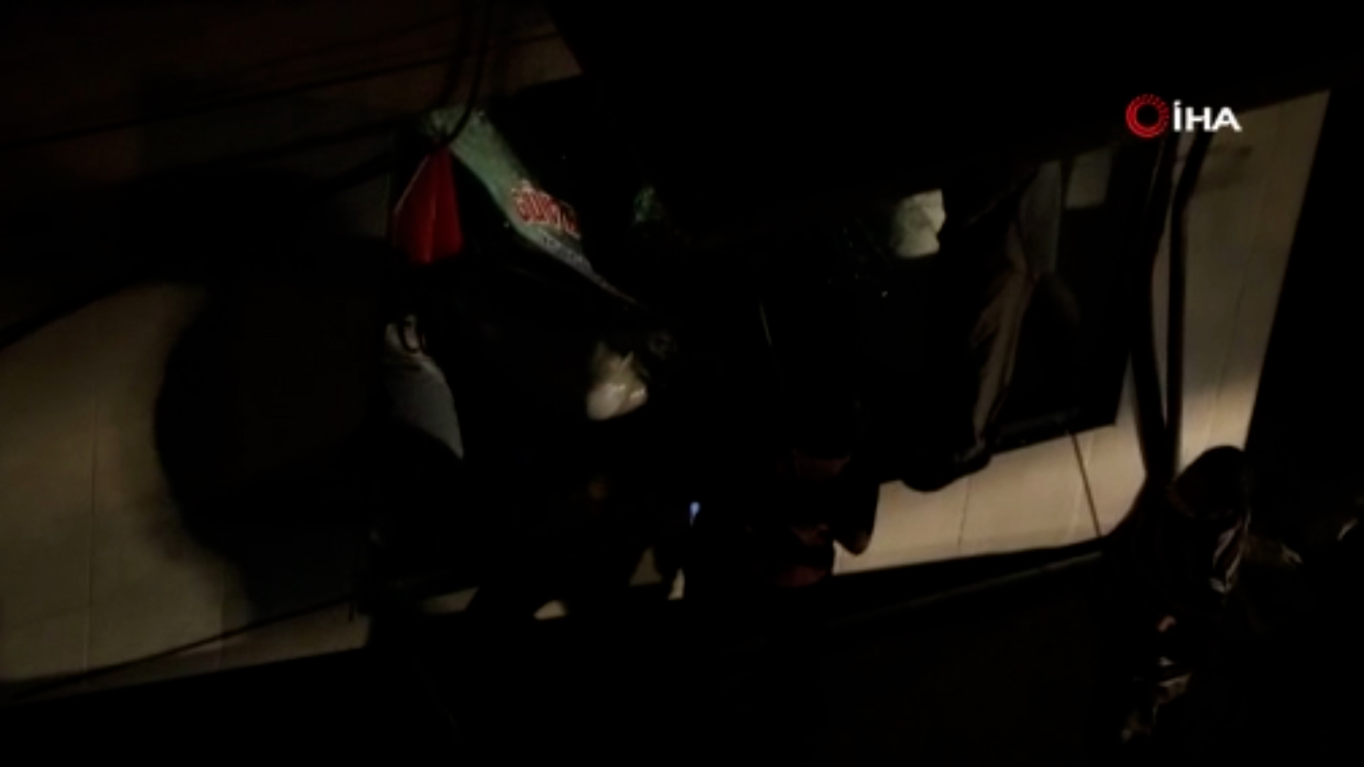 Kamyonet apartmanın giriş katındaki dükkana girdi