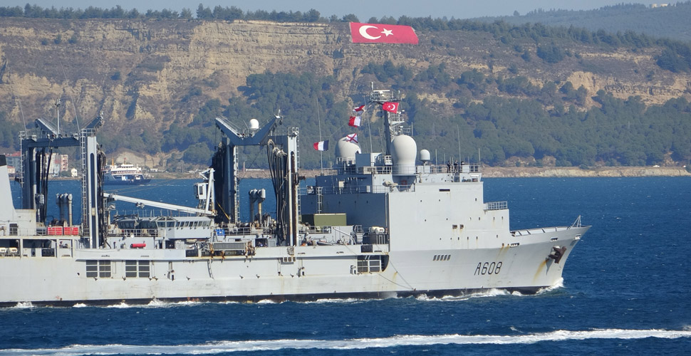 Fransız savaş gemisi Çanakkale Boğazı'ndan geçti
