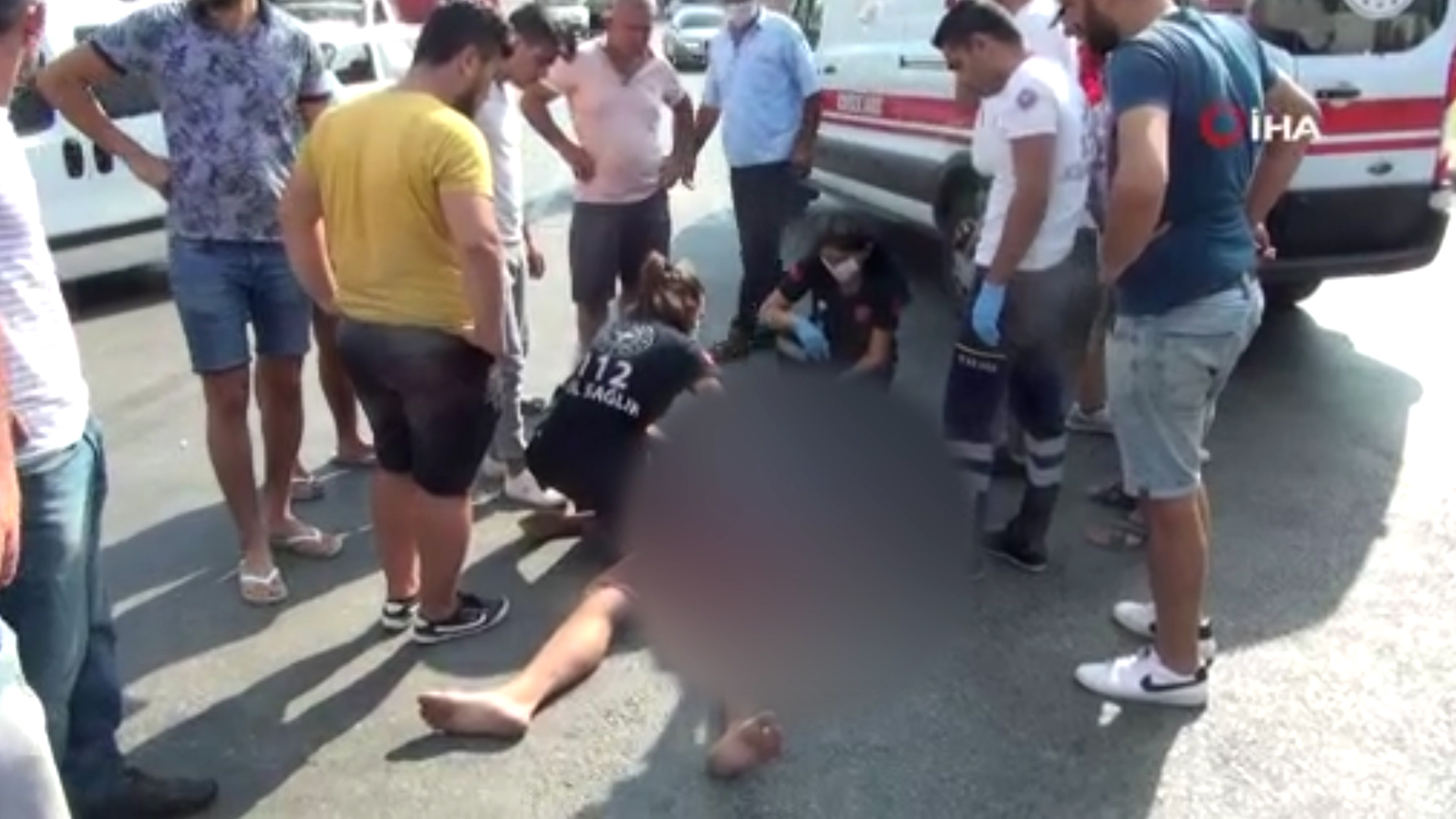 Otobüse çarpıp hurdaya dönen aracın içinden kendi çıktı: 1 yaralı