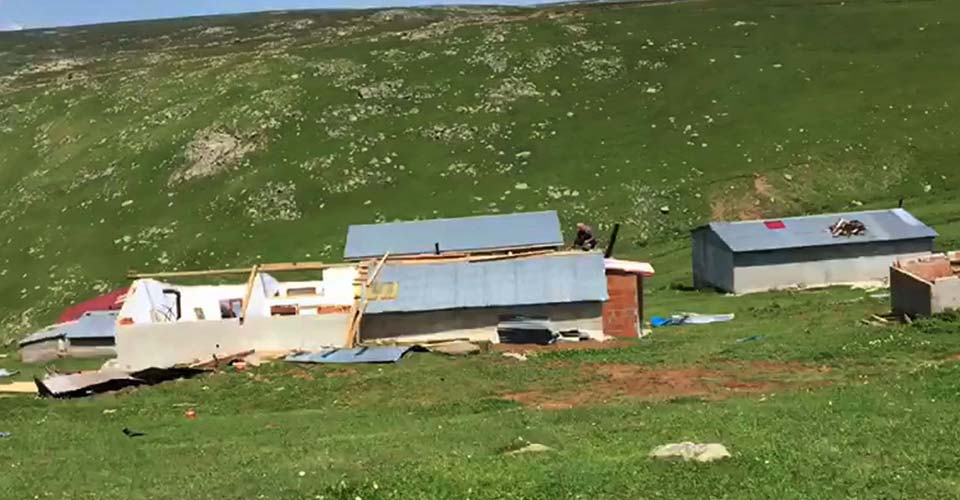 Artvin'de şiddetli rüzgar çatıları uçurdu