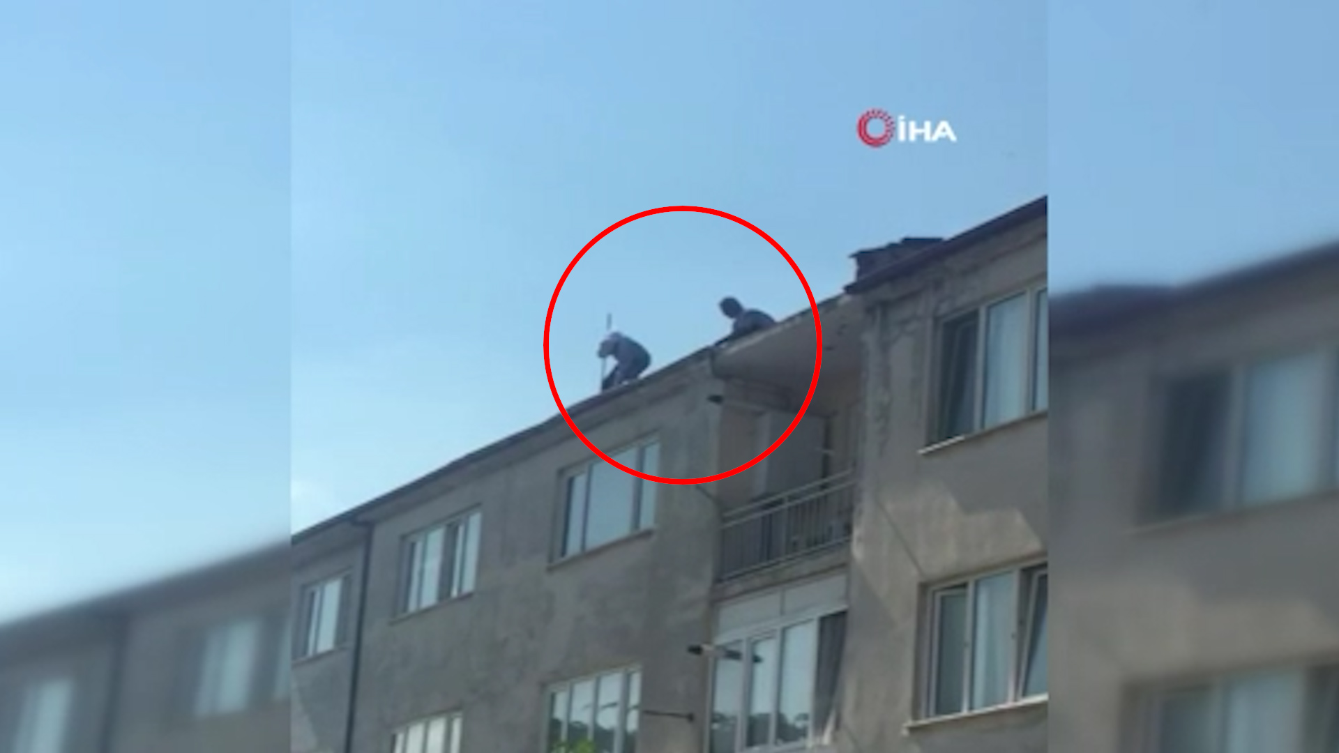 Bursa'da ustalar binanın çatısında hiç bir önlem almadan çalıştılar