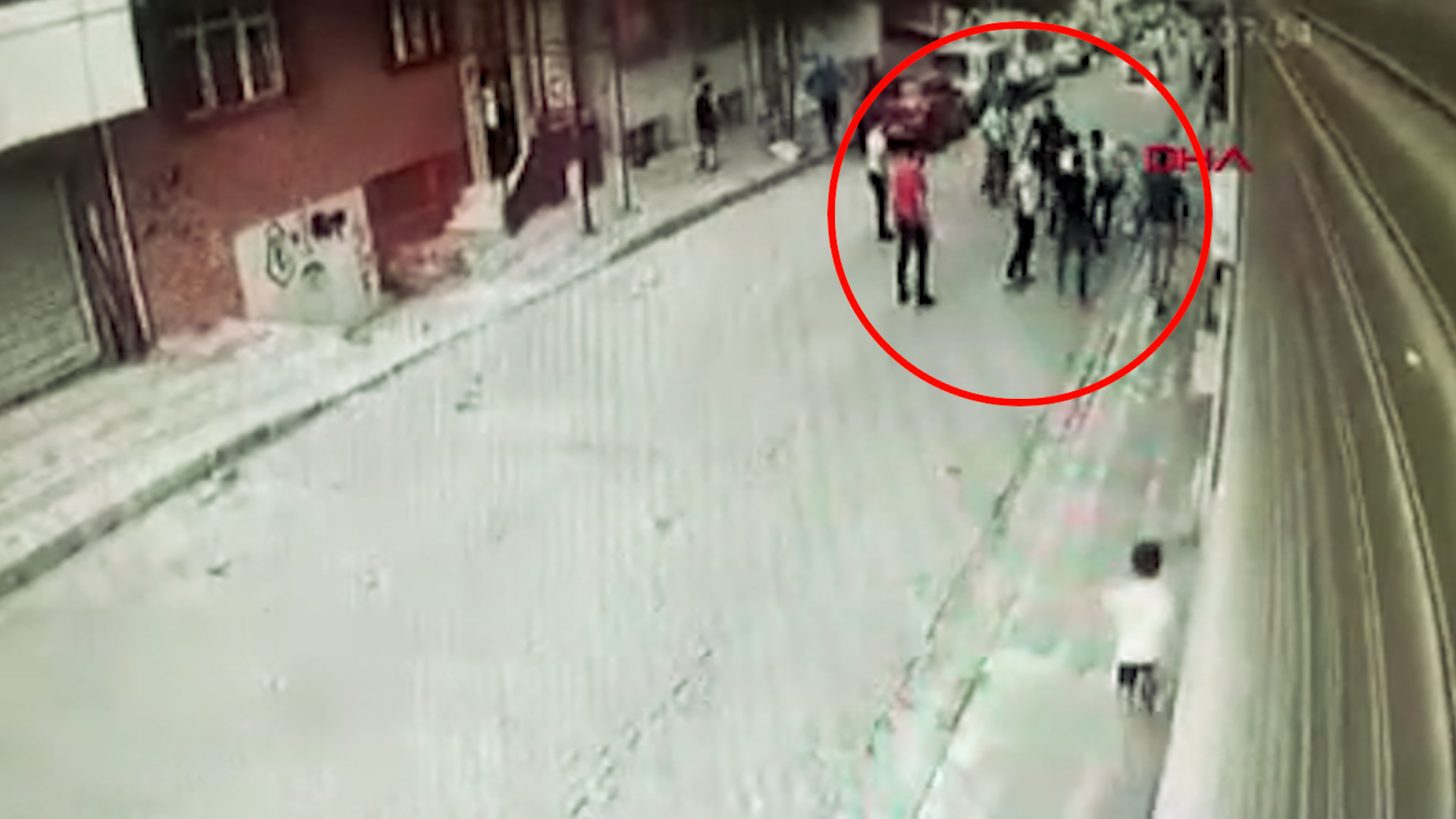 Sultangazi'de dehşet anları: Oğlu saldırıya uğran anne saldırganlara ateş etti