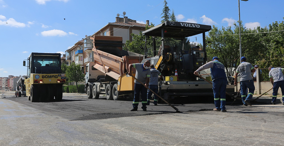 Eskişehir Büyükşehir Belediyesi Alınca Caddesi'nde asfalt çalışması gerçekleştirdi