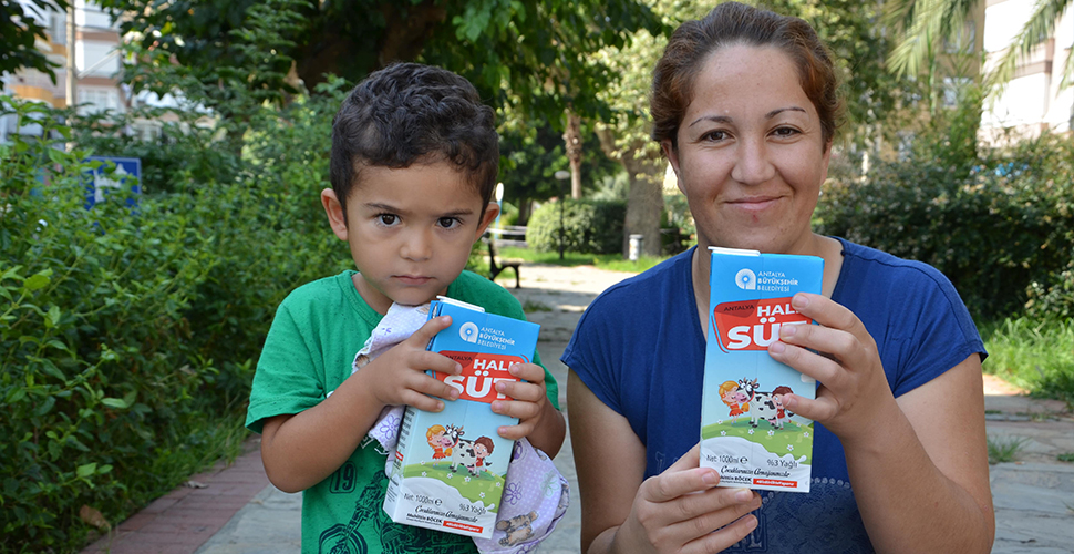 Antalya'da 'Halk Süt' projesi kapsamında ilçelerde de süt dağıtımına başlandı