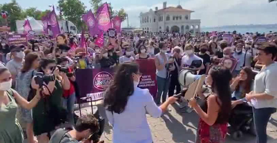 İstanbul sözleşmesinin tartışmaya açılması protesto edildi