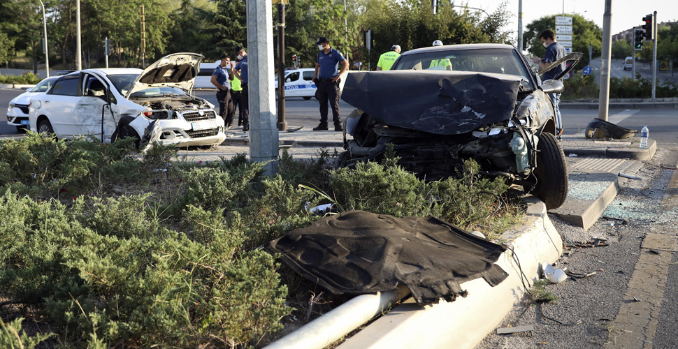 Ankara'da çarpışan iki araç levhalara çarparak durabildi