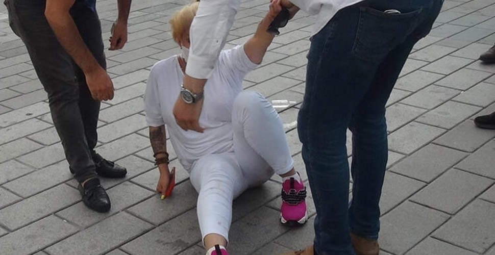 Taksim'de iki turist, arkadaşları olan kadını darp etti