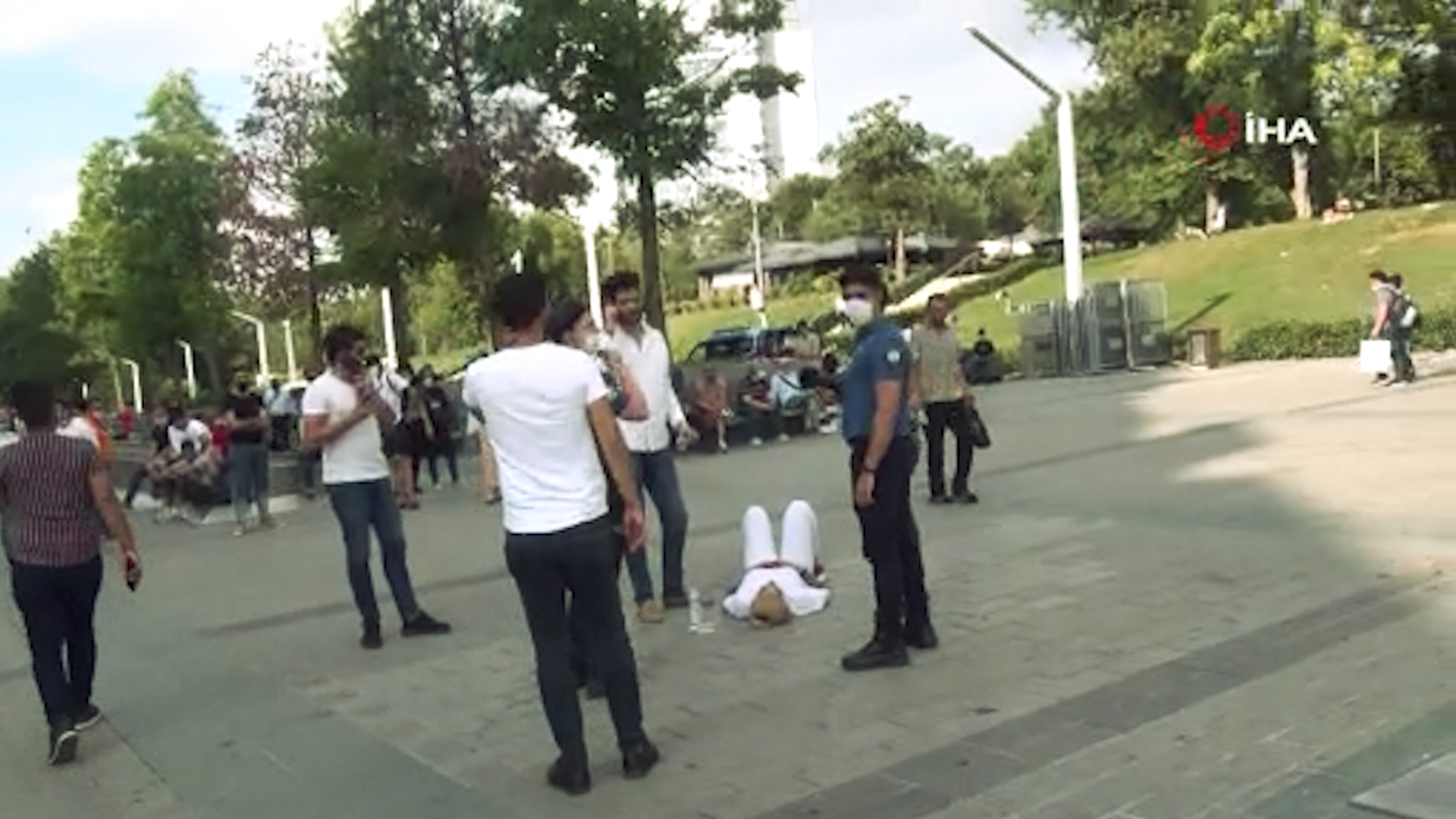 Görüntüler Taksim'den: İki erkek bir kadını tekme tokat darp etti