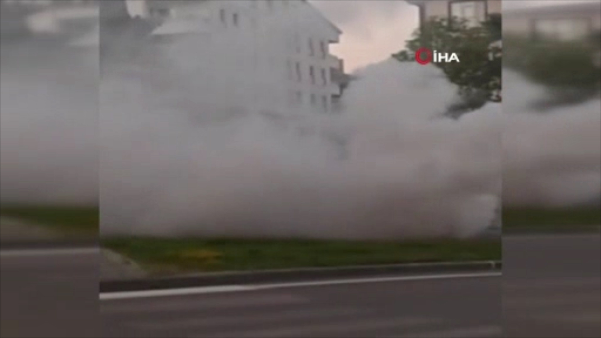 Seyir halindeyken dumanlar içerisinde kalan otomobil korkuttu