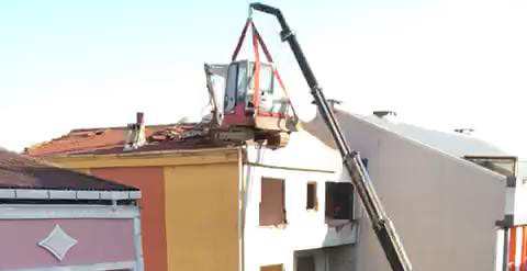 Arnavutköy'de vince bağlı iş makinasıyla tehlikeli yıkım