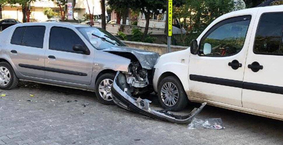 Manisa'da 5 otomobilin hasar gördüğü kazada 3 kişi yaralandı