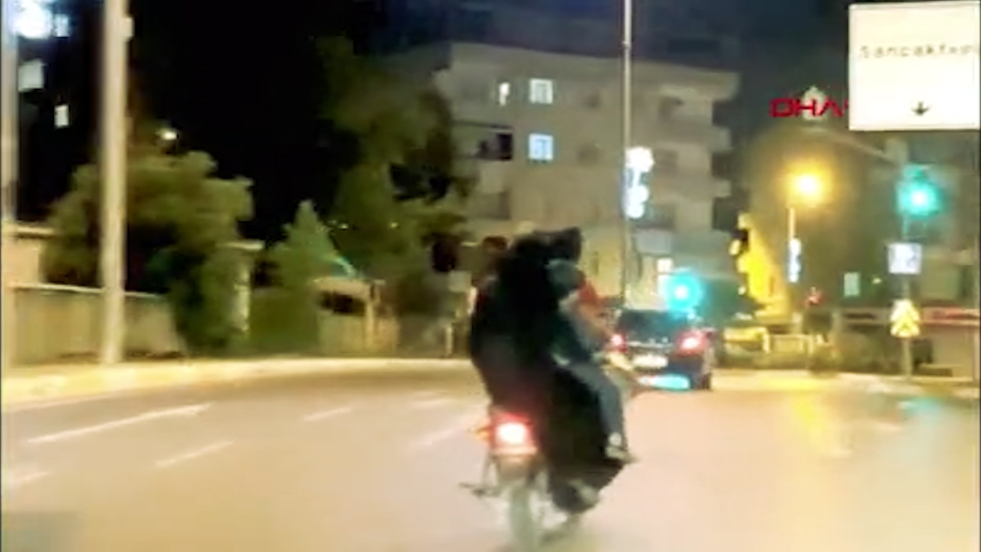 Sultanbeyli'de üç çocukla kasksız motosikletli yolculuk kameraya yansıdı