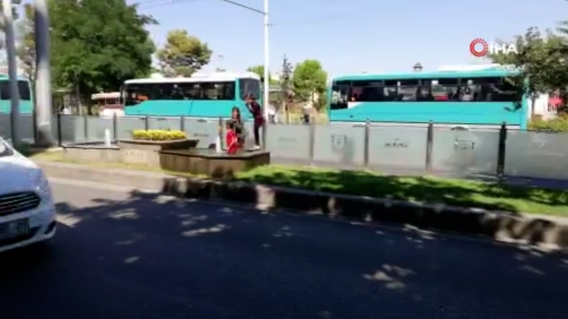 Şanlurfa'da sıcaktan bunalan çocuklar süs havuzuna girip serinledi