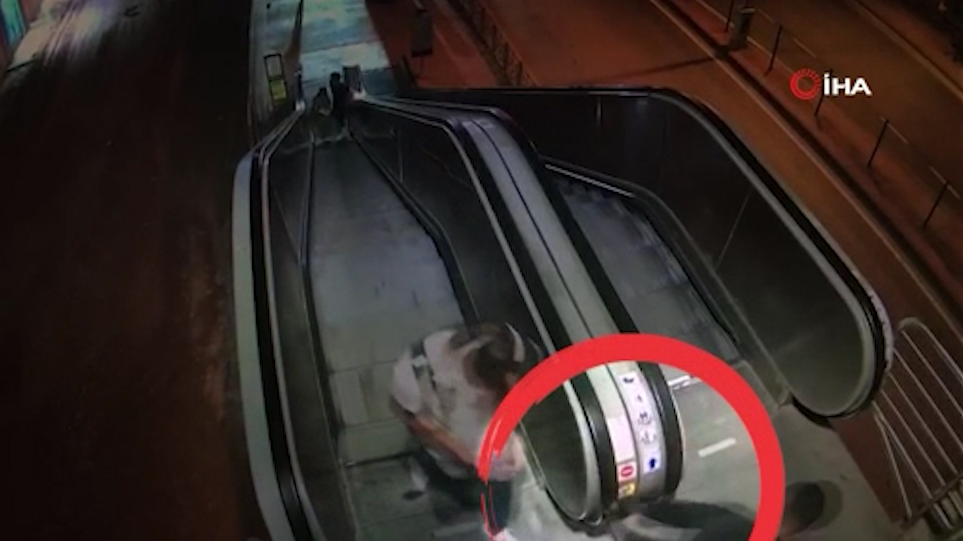 Kocaeli'de yürüyen merdivenlerdeki sorunu kameralar ortaya çıkarttı