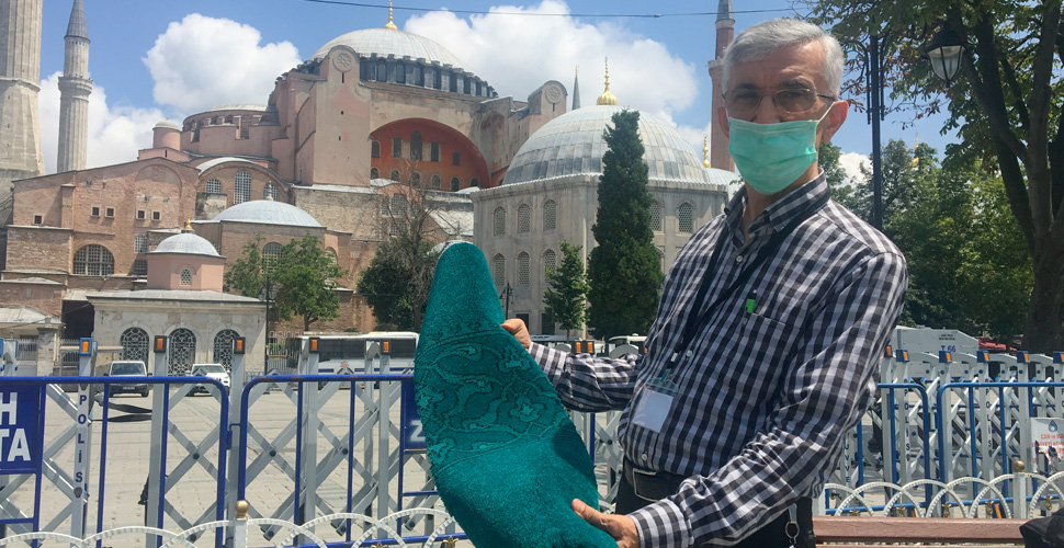 Ayasofya Cami’ne ördek başı yeşili halılar döşenmeye başlandı