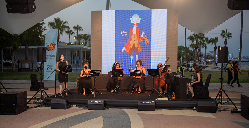 Mersin'de 'Bu Ne Biçim Mozart' isimli anlatımlı çocuk konseri gerçekleştirildi