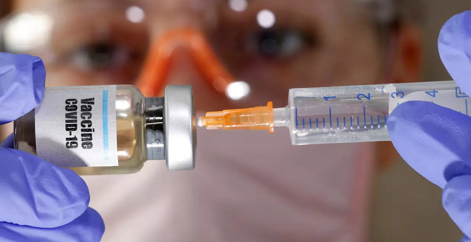 İngiltere korona aşısı almak için Türk mucitle el sıkıştı