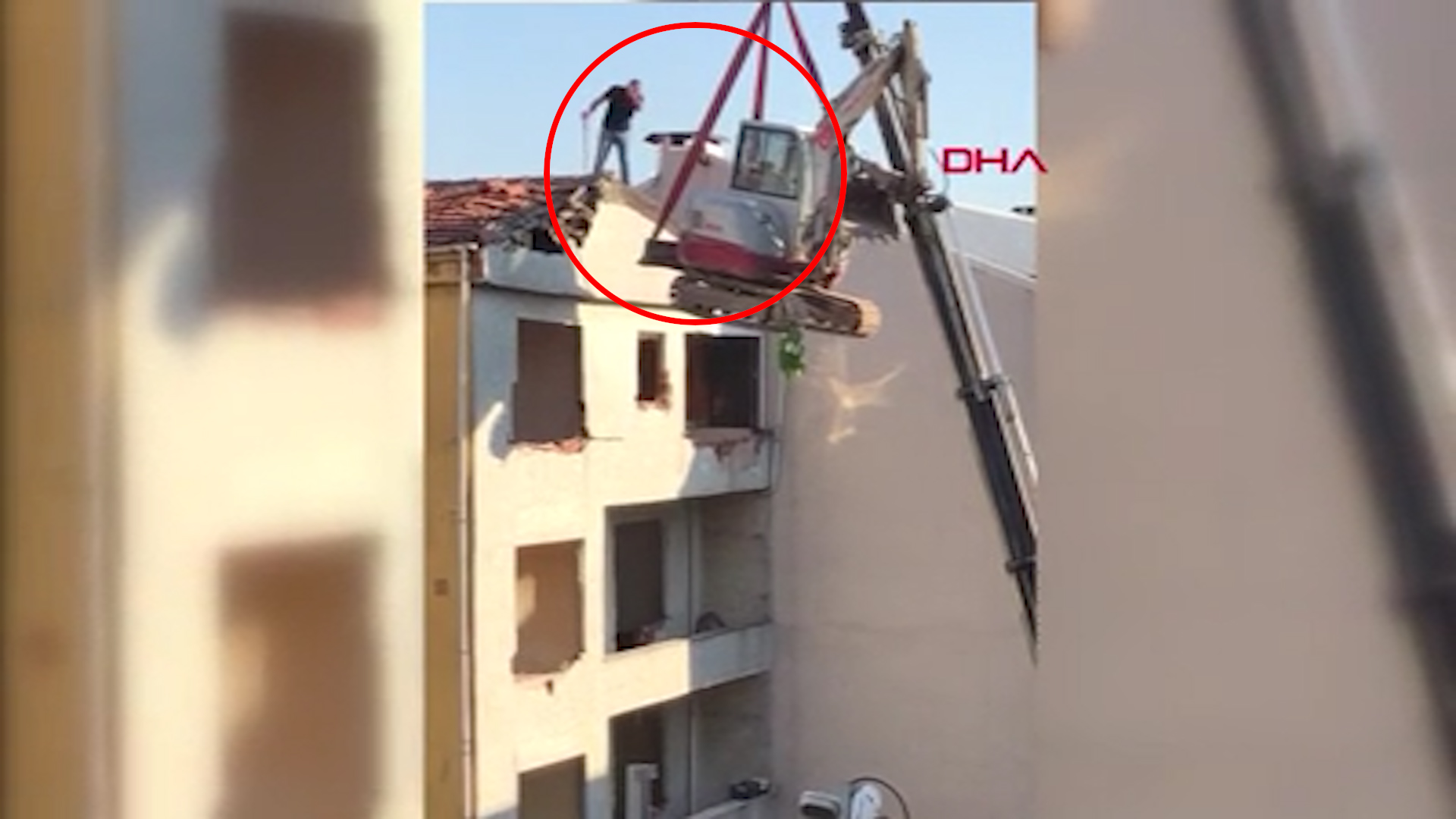 Arnavutköy'de vince bağlı iş makinasıyla tehlikeli yıkım kameraya yansıdı