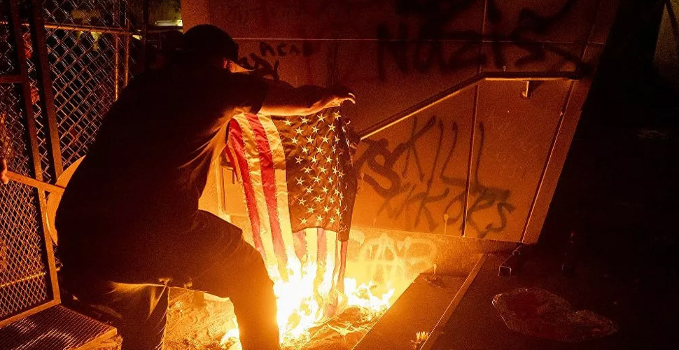 ABDde protestocular mahkeme binasını ateşe verdi - İslâmi 