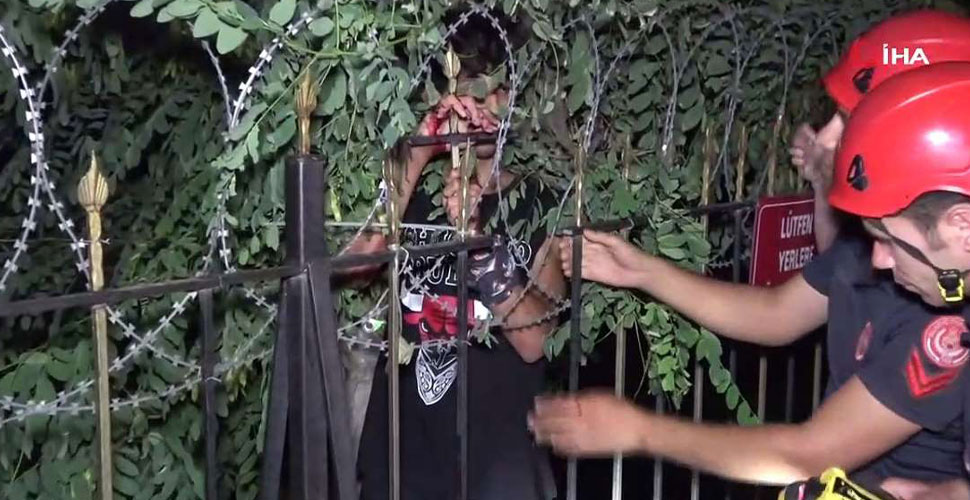 Eline korkuluk saplanan genç, demir parçasıyla hastaneye kaldırıldı