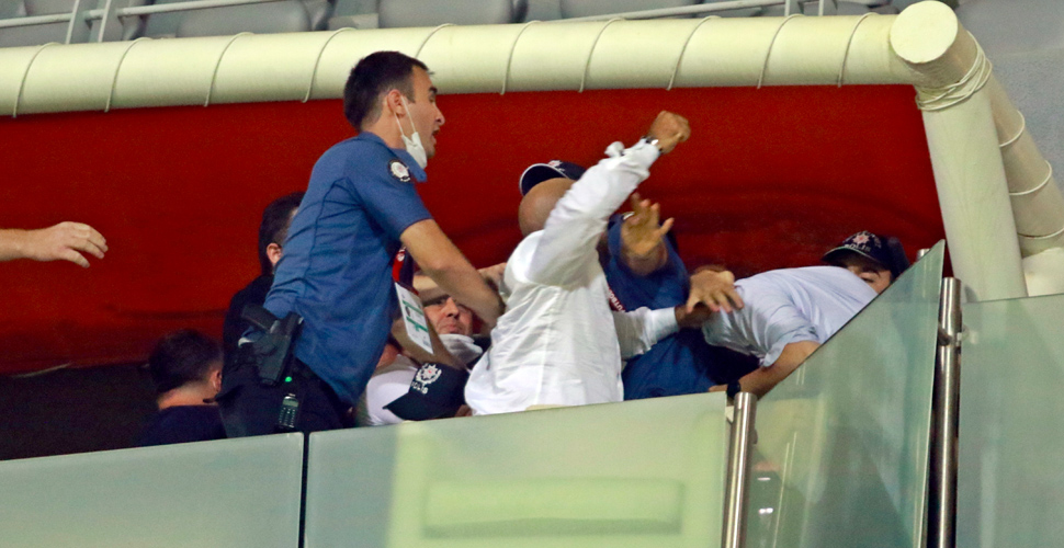 Play-Off maçının ardından ortalık karıştı, yumruklar havada uçuştu