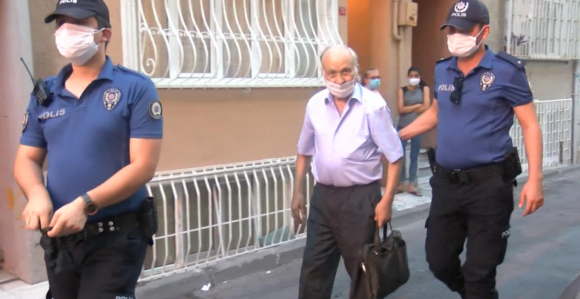 Kardeşinin cesediyle 15 gün aynı evde yaşadı