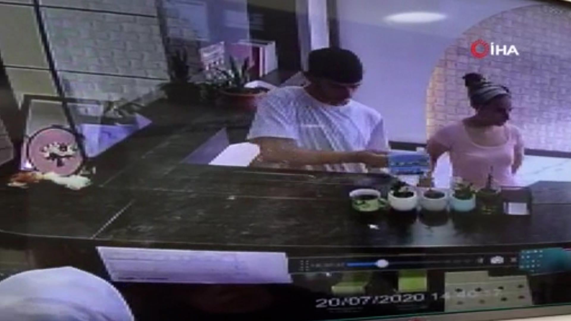 Arnavutköy'de hırsızlar döviz bürosundaki sadaka kutusunu çaldılar