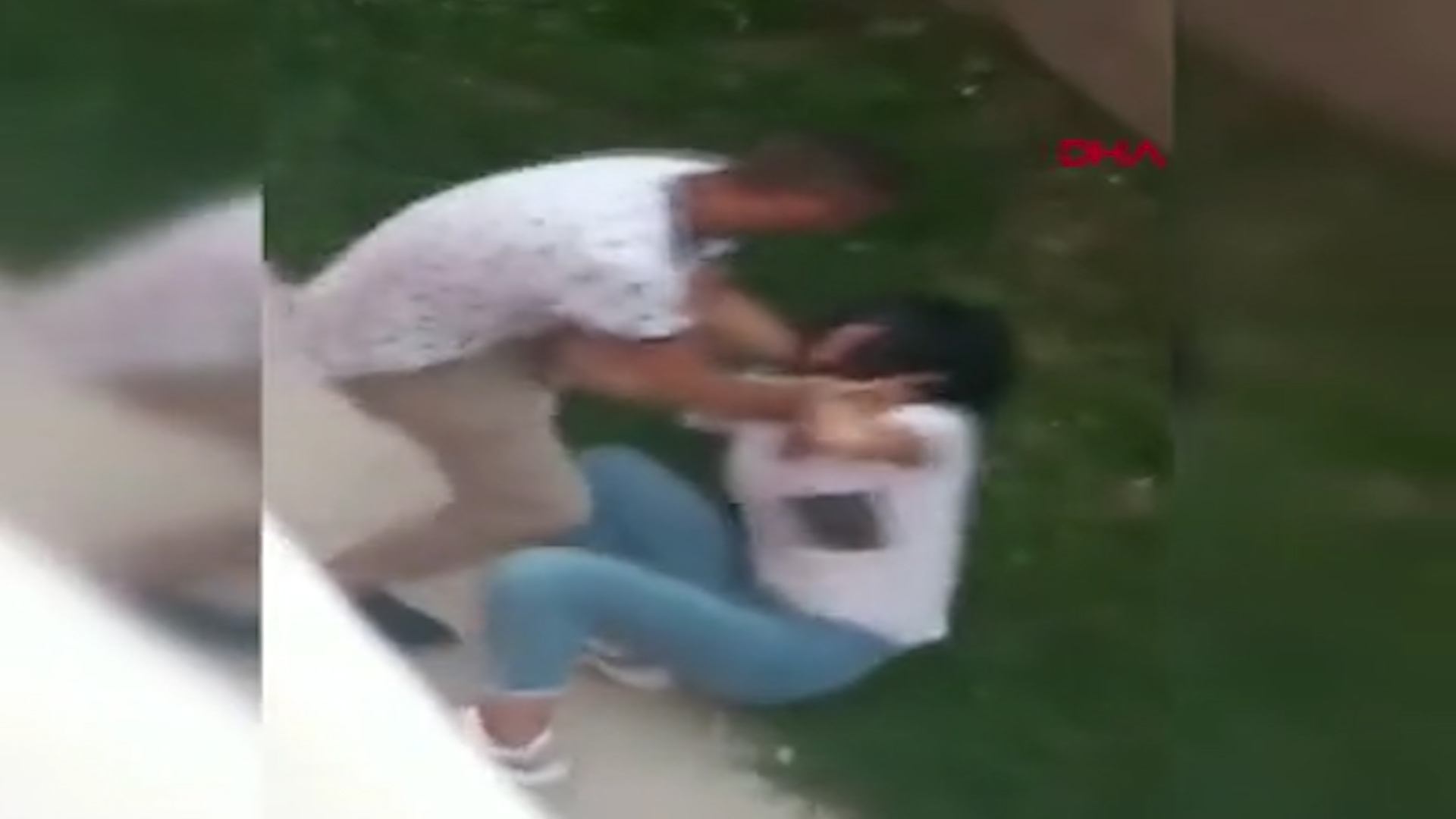 Görüntüler Erzurum'dan: Genç kadını sokak ortasında darp etti