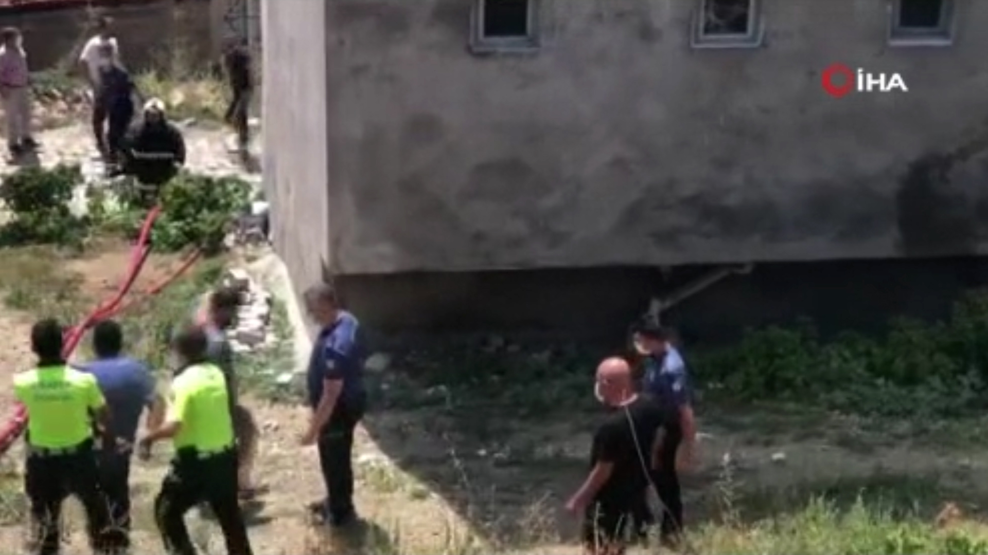 Kendi evini yaktı, Söndürmek isteyen itfaiyeye balta ile saldırdı