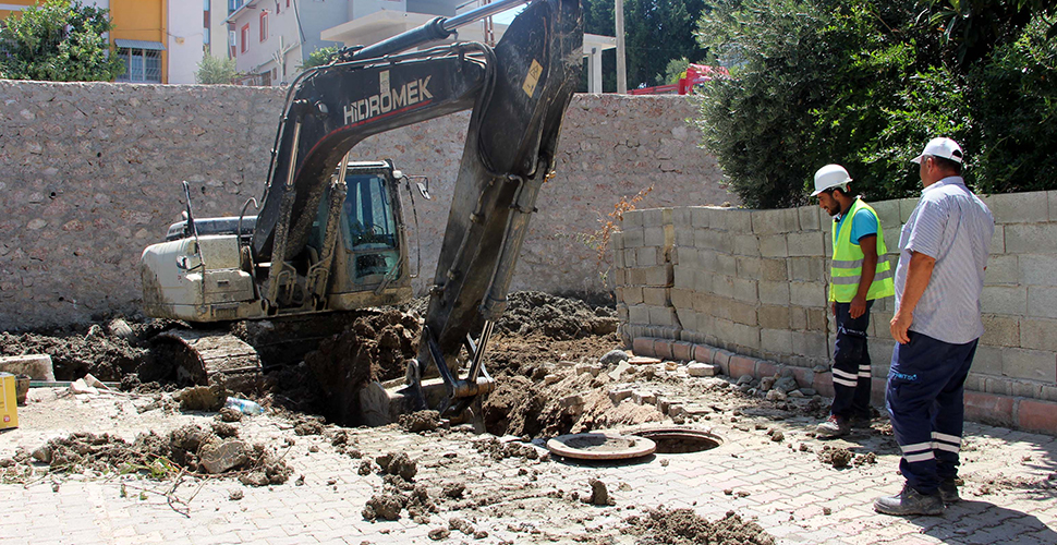 Hatay Büyükşehir Belediyesi, altyapı problemlerine ivedi şekilde müdahalelerini sürdürüyor