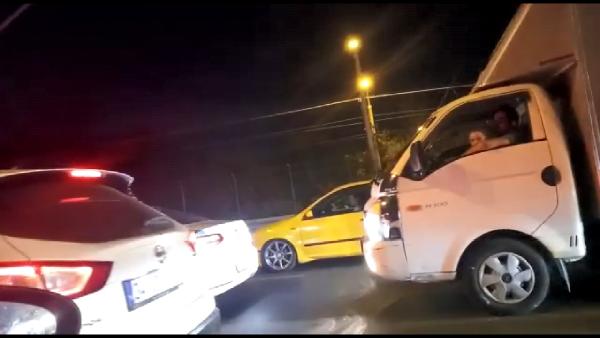 Sürücü kucağında çocukla kamyonet kullandı