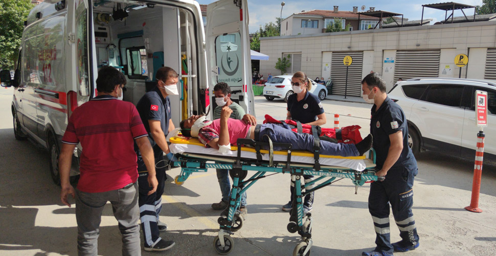 Fabrika çatısında çalışan işçi 5 metre yükseklikten beton zemine düştü