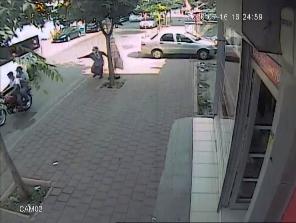 Görüntüler Adana'dan: Oğlunun düğün parasını kapkaççılara böyle kaptırdı