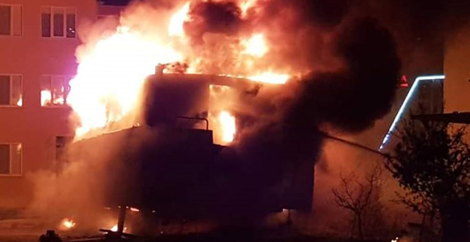 Tamir için karaya çekilen lüks yat çıkan yangında alev topuna döndü