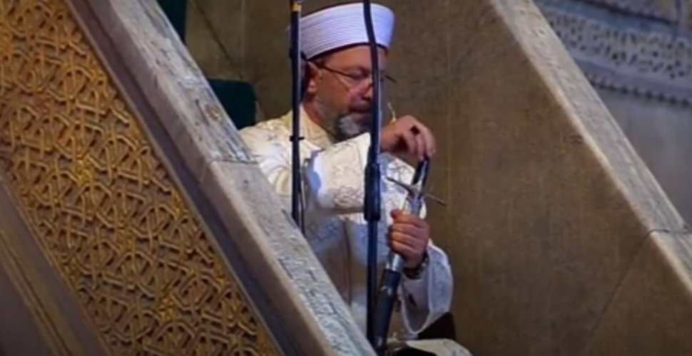 Diyanet İşleri Başkanı Ali Erbaş minbere kılıçla çıktı