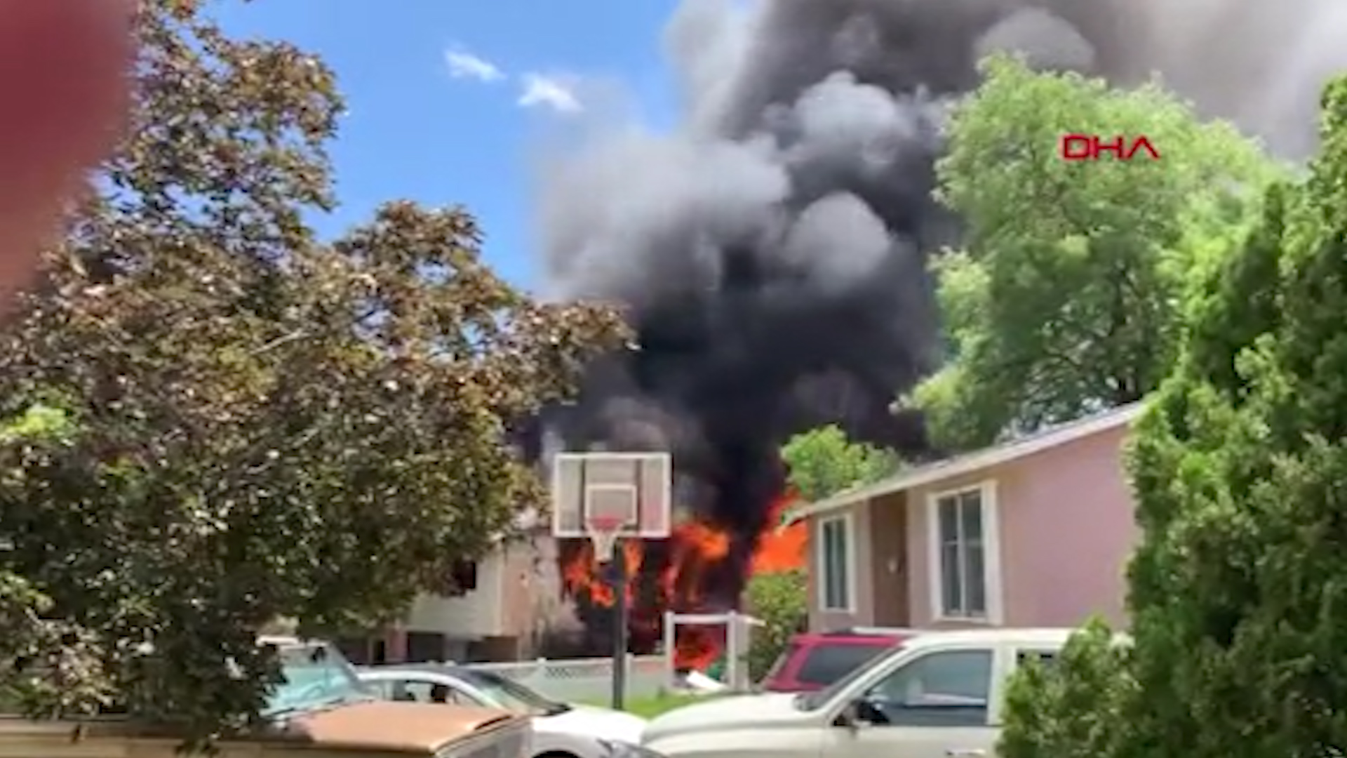 ABD'de uçak evin üzerine düştü: 3 ölü 4 yaralı