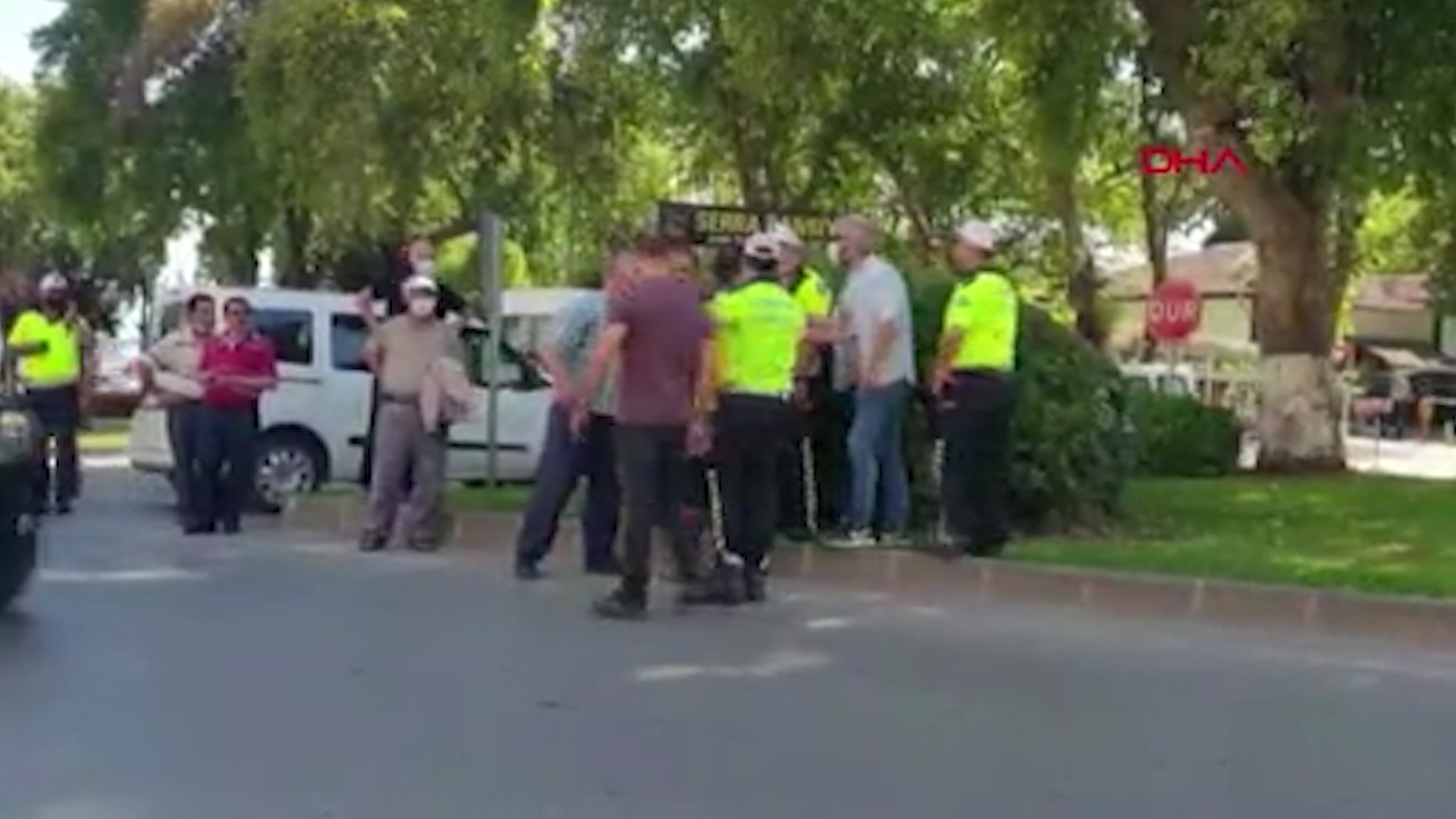 Trafik cezası kesilen vatandaş polislere, 'kanun benim' diye bağırdı