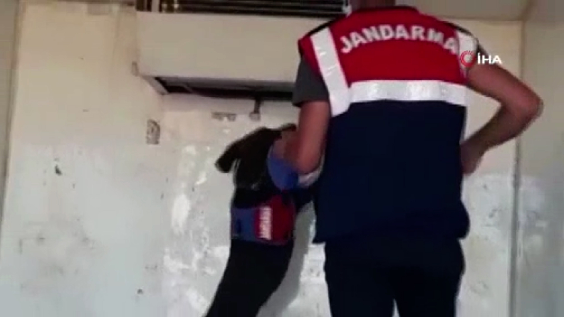 150 bin TL’lik esrar operasyonu kamerada