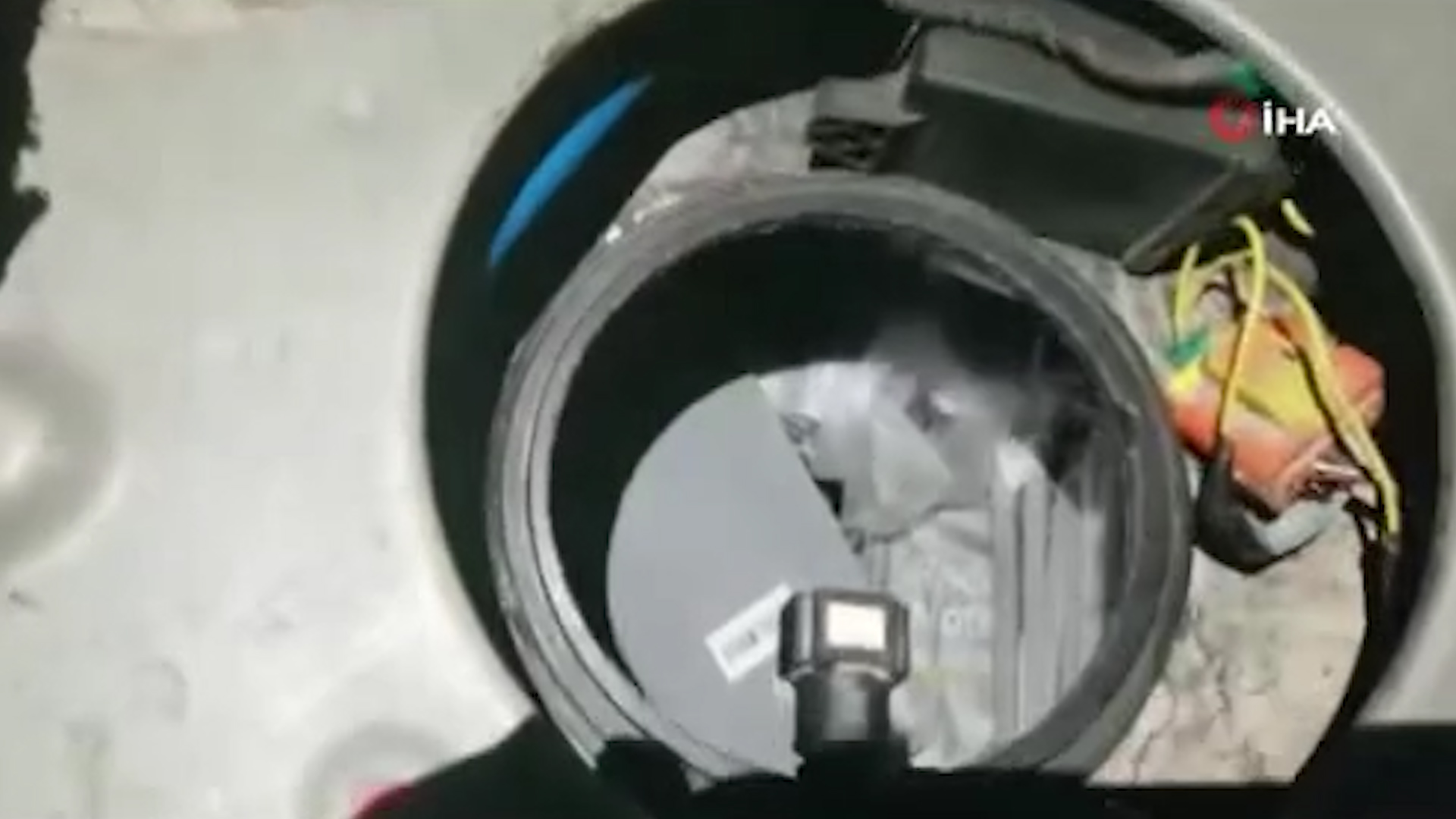 Adana'da bir aracın yakıt deposunda 221 adet cep telefonu ele geçirildi