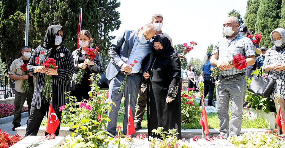 Şehitlikte hüzünlü bayram