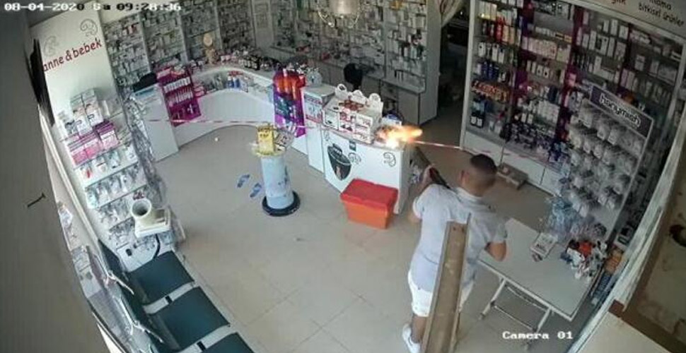 Antalya'da alacağı olduğunu iddia eden kişi eczaneyi pompalı tüfekle bastı