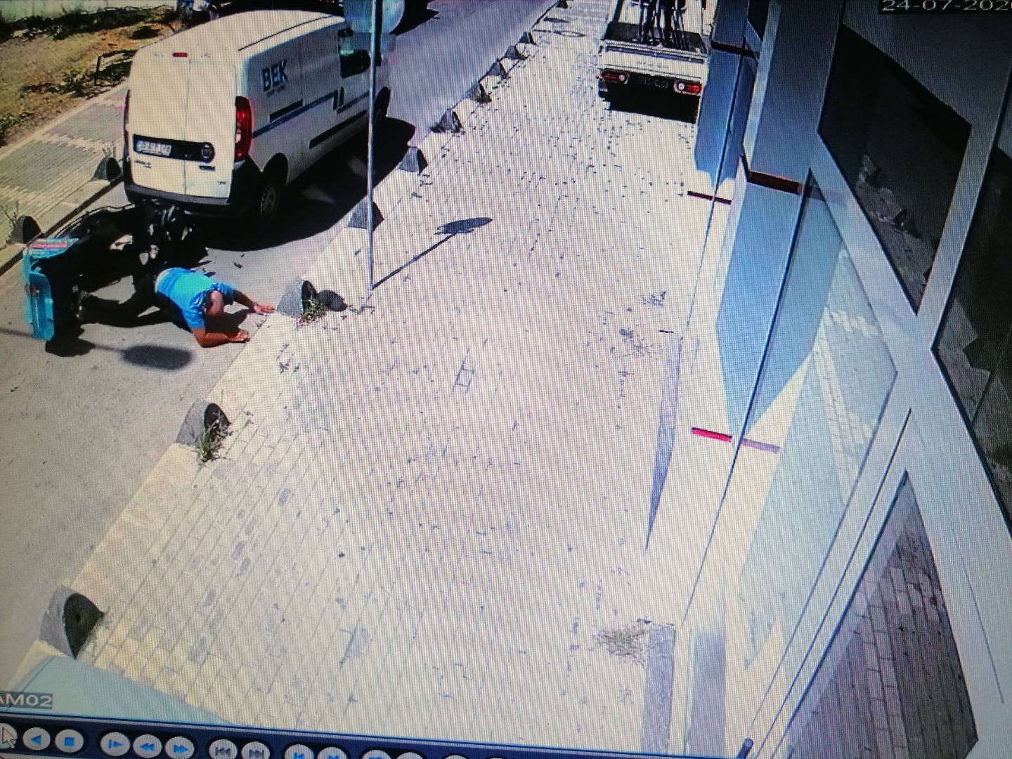 Kocaeli'de ters yönde giden araç kuryeye çarptı