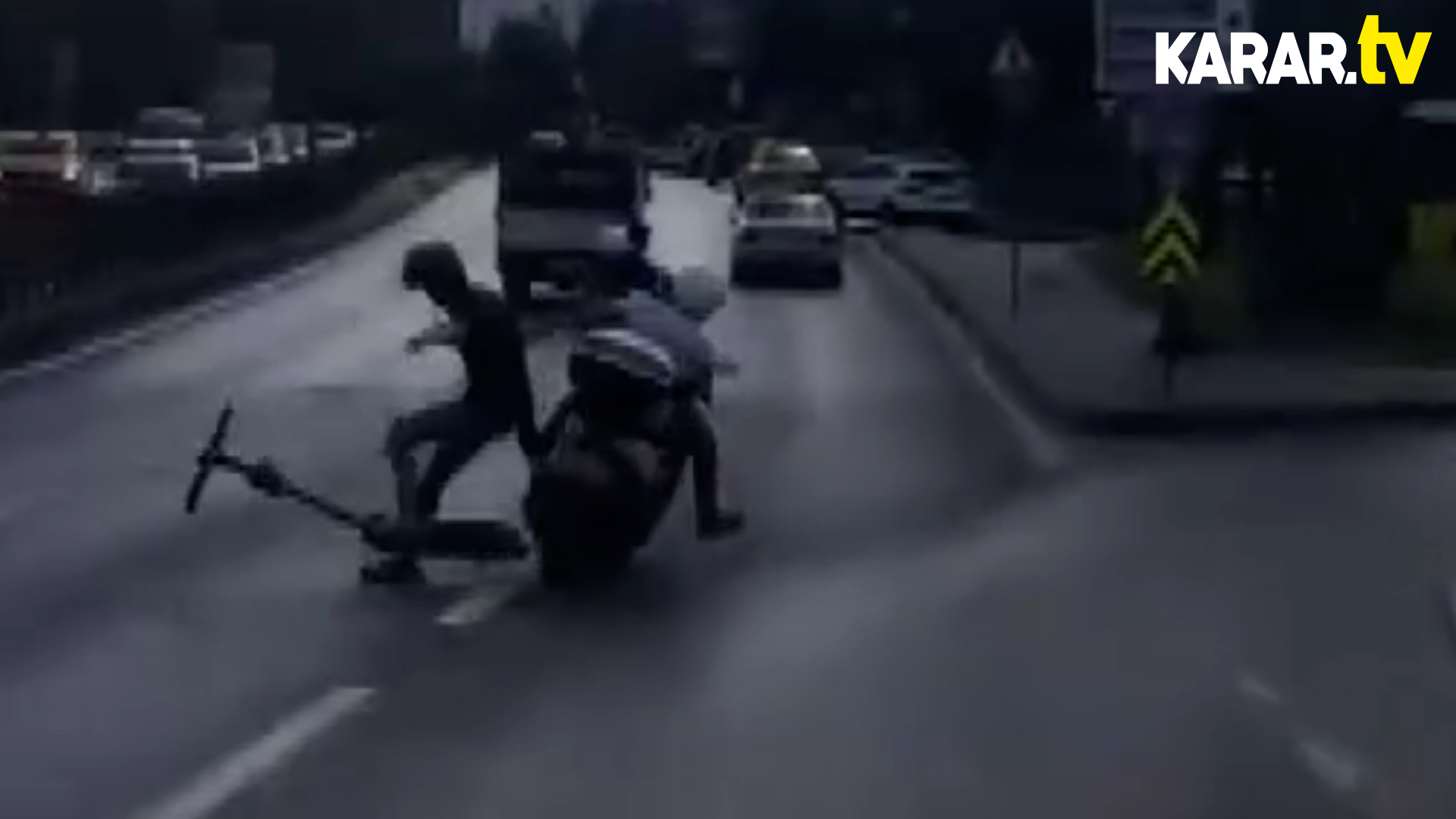 Elektrikli scooter ile motosikletin çarpıştığı anlar kamerada