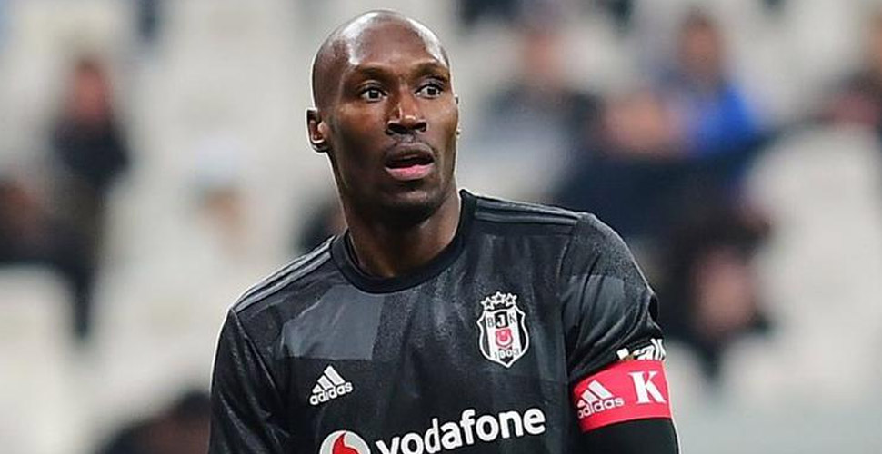Beşiktaş, Atiba Hutchinson ile 1 yıllık sözleşme yeniledi