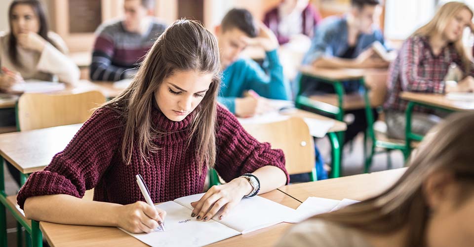 ÜniAr, 54 bin öğrenci ile akademisyene sordu: Üniversiteler beklenti yaratıp tuzak kuruyor!