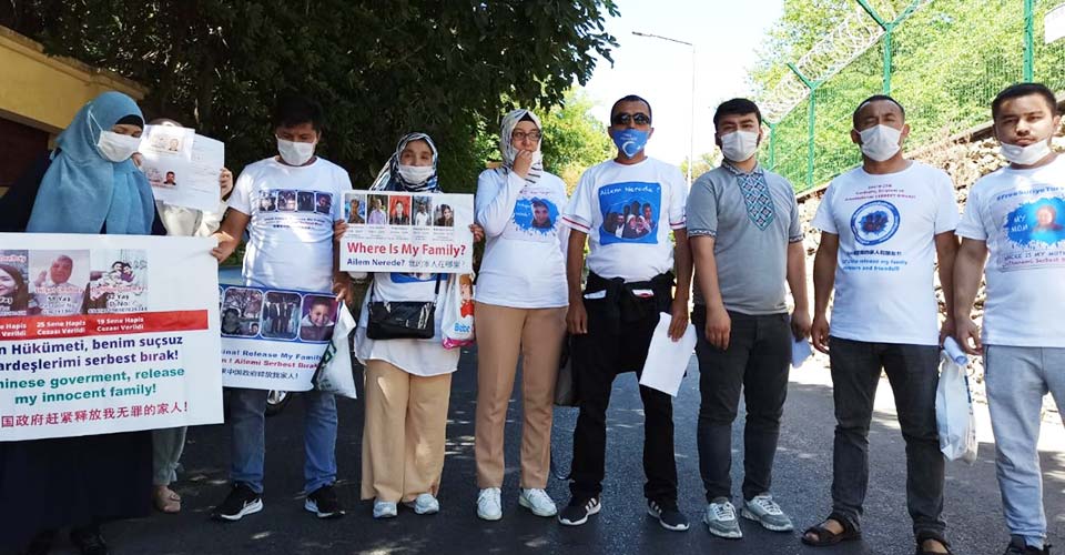Ailelerini arayan Uygur Türkleri İstanbul'daki Çin Konsolosluğu'ndan geri çevrildi