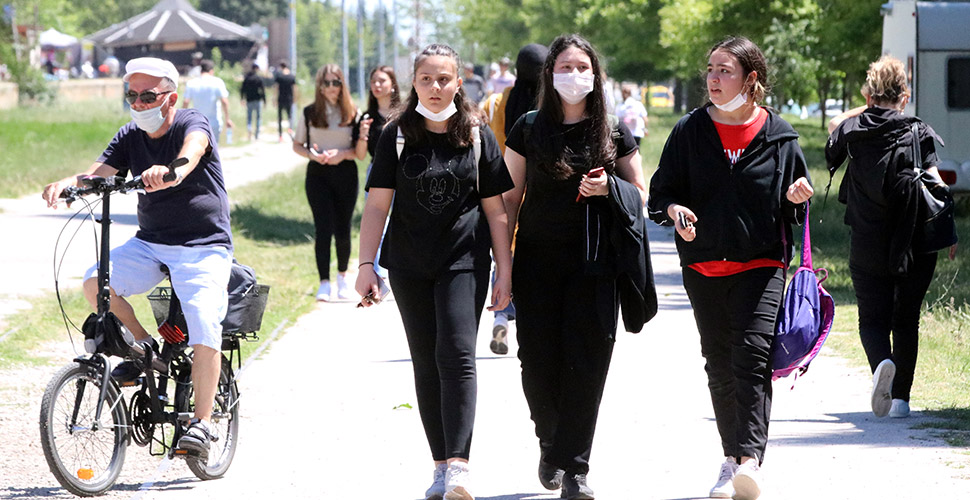 Maske takma zorunluluğu ne kadar sürecek? Daha ne kadar maske takacağız? Maske takmak ne zaman bitecek?