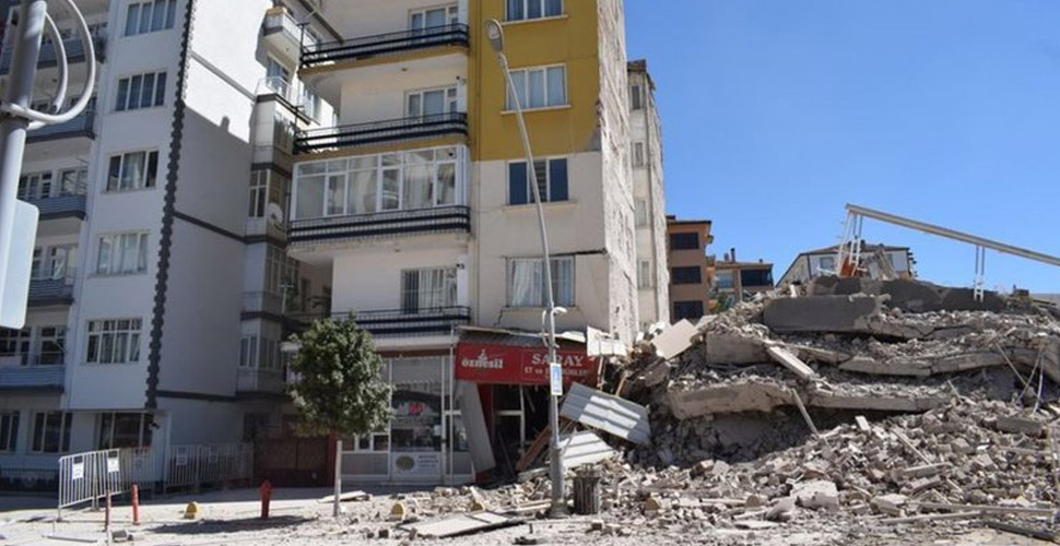 Malatya'da Elazığ depreminde hasar gören 6 katlı bina çöktü