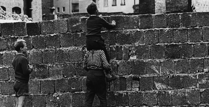Berlin Duvarı'nın kuruluşunun 54'üncü yıldönümü